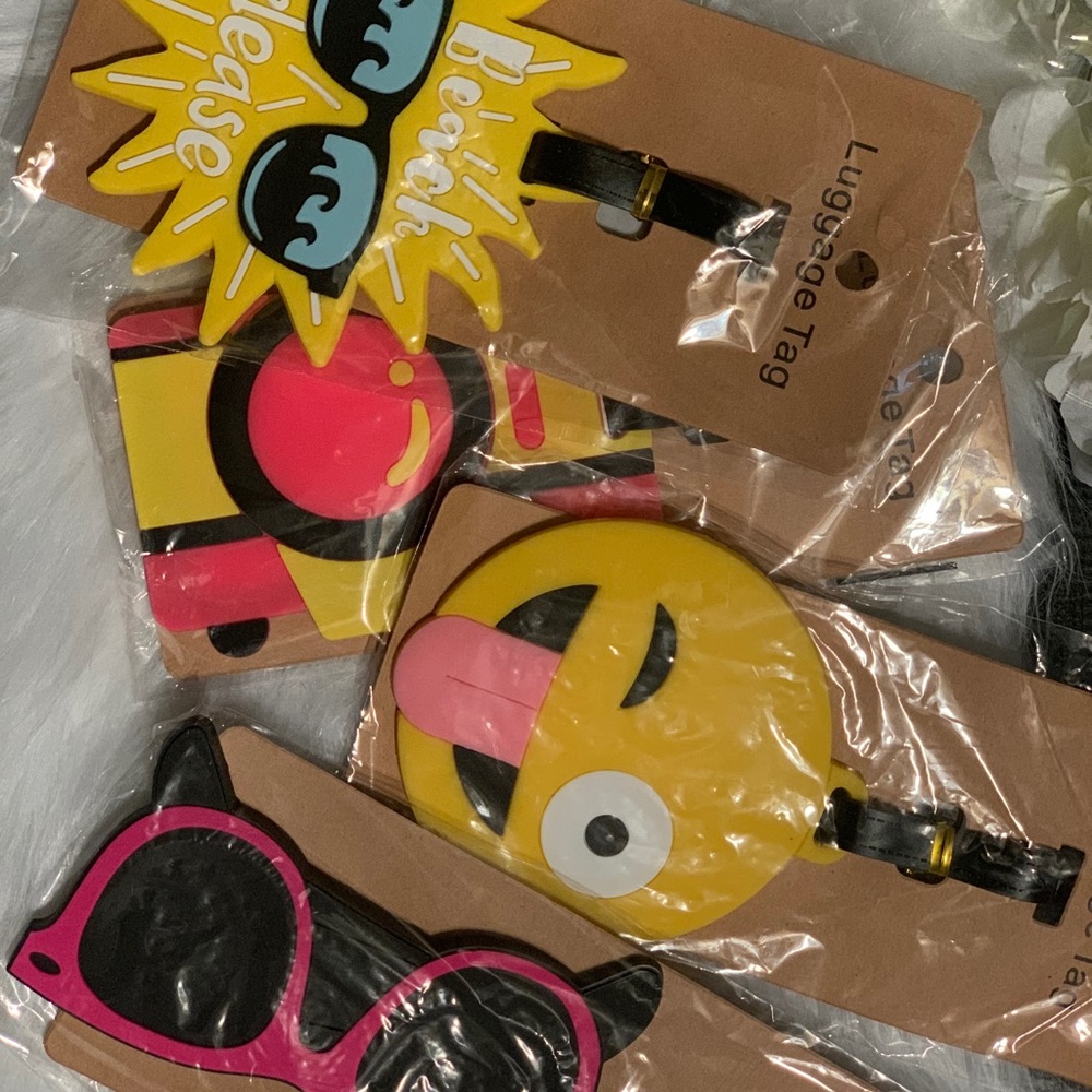 Luggage tag (1 item) ea. sold separately